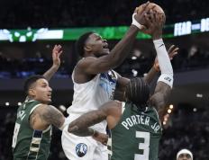 IM体育app-雄鹿主场击败人，横扫常规赛对手