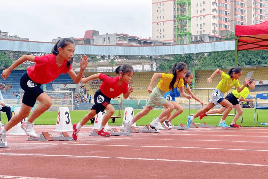 IM体育下载-运动员们拚尽全力,向着金银铜牌冲刺