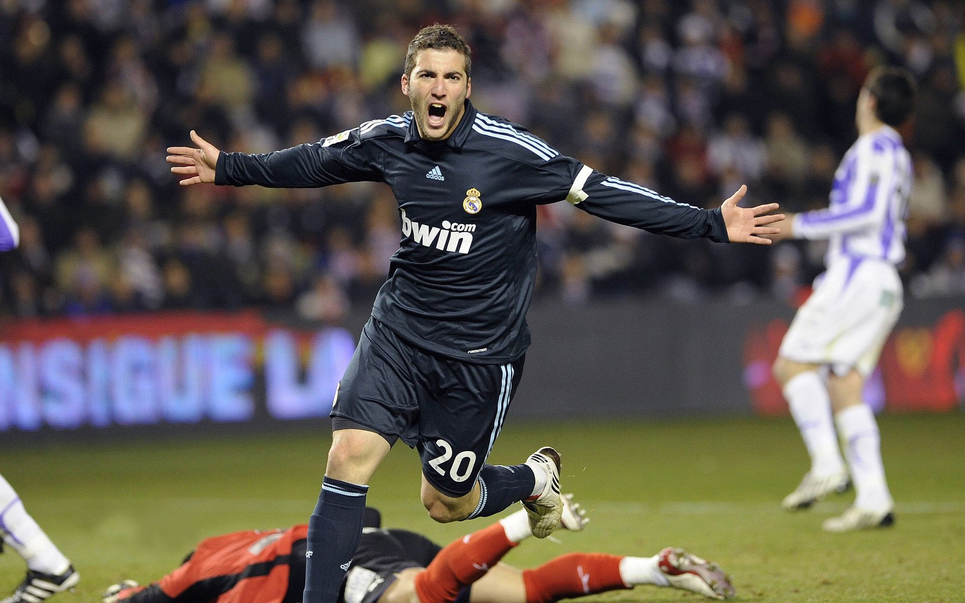 IM体育在线注册-迈凯伦力克阿斯顿马丁,佩雷兹惊艳四座,一场技术与勇气的双重胜利